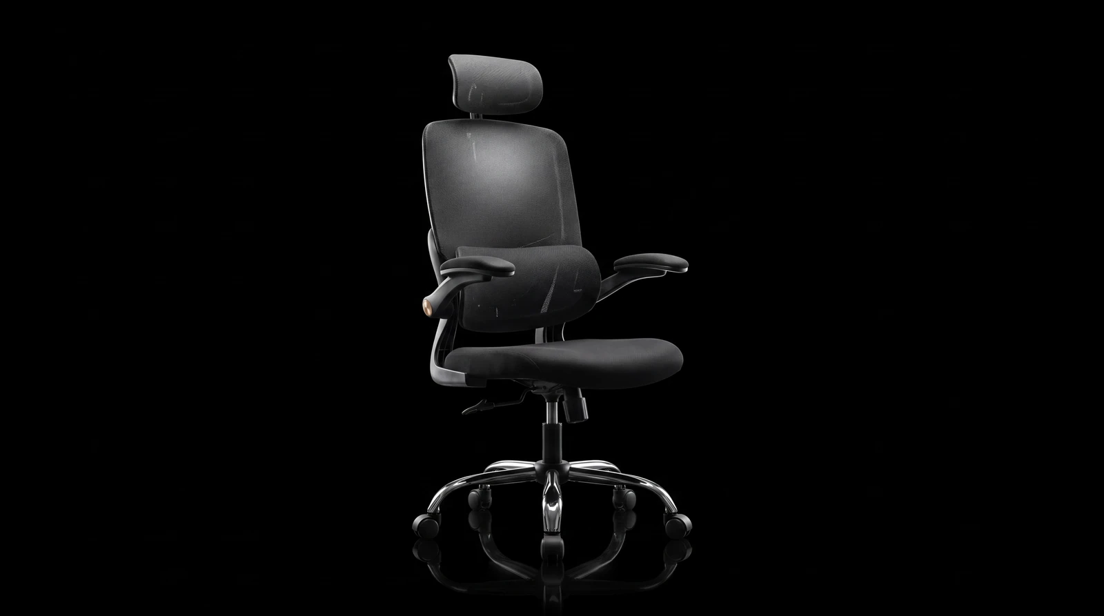 Fauteuil Aurèle One en mesh noir et piètement chromé, vue de trois quarts en studio