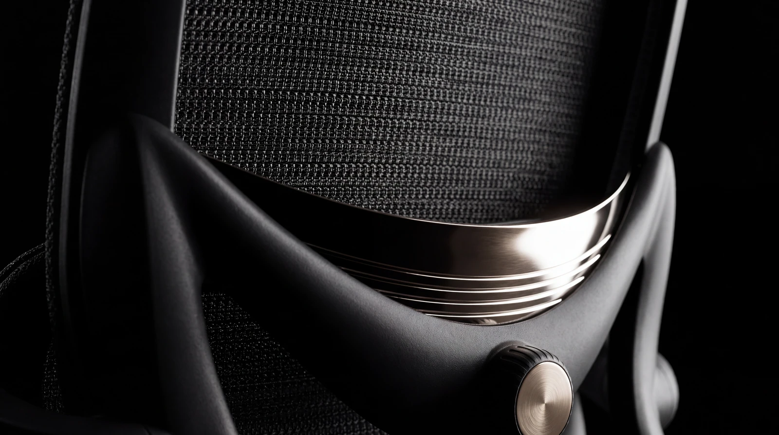 Arc lombaire chromé et molette bronze au dos du fauteuil