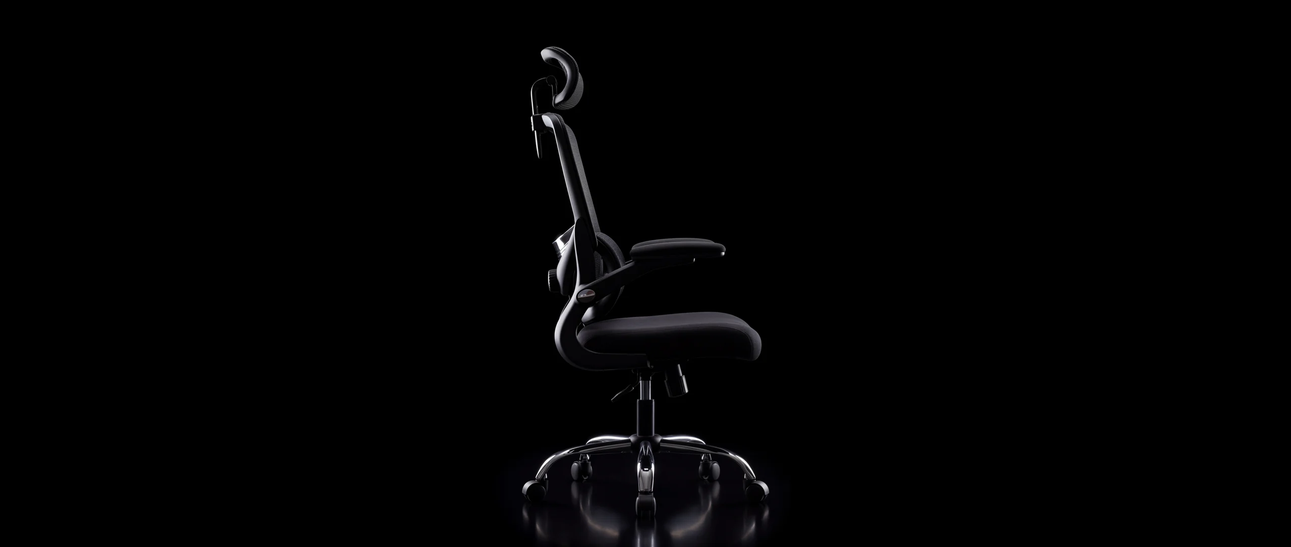 Profil du fauteuil Aurèle One, silhouette soulignée par la lumière